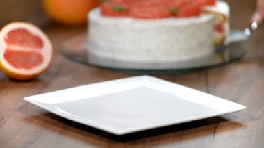 Ev yapımı greyfurt pastasından.