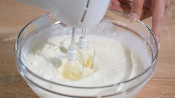 Mélanger la crème blanche dans un bol avec le mélangeur de moteur. Ingrédients de cuisson. Gâteau au four . — Video