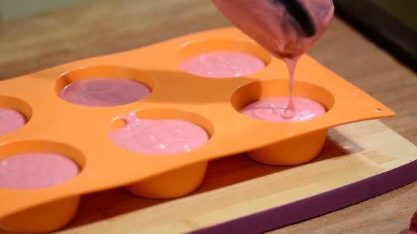 Moderní Evropská dezert. Příprava chutné mousse dort. vaření, pečení a cukrovinky koncepce — Stock video