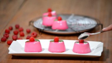 Üç güzel mus kek ayna parlak sır ile kaplı.