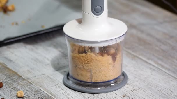 Gemalen noten in een blender. Gezonde voeding-concept. — Stockvideo