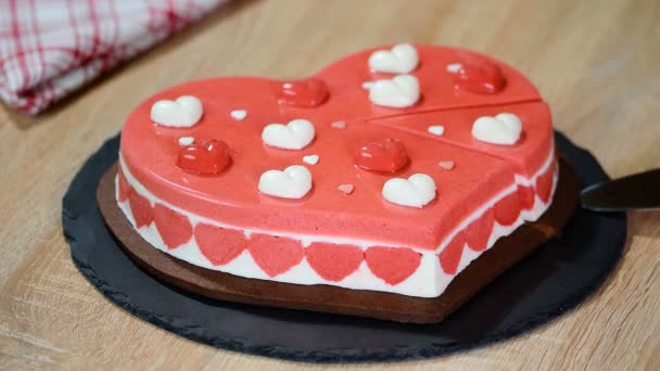 Heerlijke mousse taart in de vorm van een hart. Taart voor Valentines day. — Stockvideo