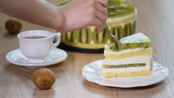 Délicieux gâteau au kiwi dessert dans l'assiette . — Video