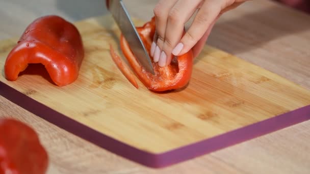 Vrouwelijke Handen Snijden Bell Pepper Het Bord Van Houten Snijden — Stockvideo