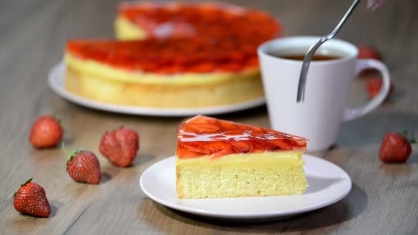 Pedazo de pastel de fresa casero en el plato rosa . — Vídeo de stock