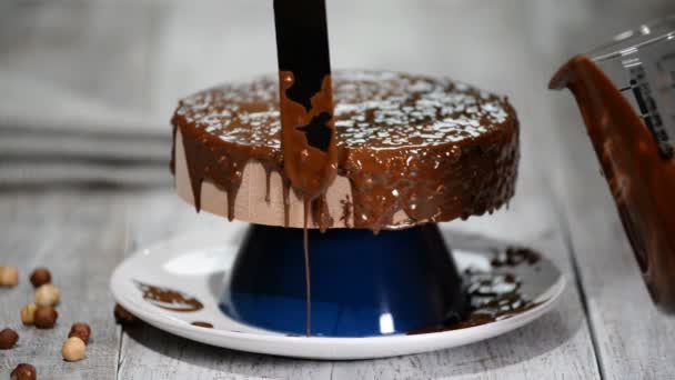 De chocolade slagroom op de taart froasted. Moderne Franse mousse cake met chocolade glazuur. — Stockvideo