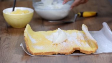 Tanınmayan pudra İsviçre rulo evde yaparken sünger kek üzerine krema yayılan ellerini kapatın