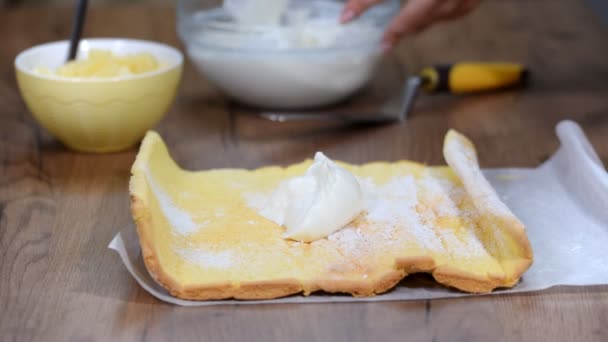 Chiudi Mani Del Pasticciere Irriconoscibile Spalmando Crema Sul Pan Spagna — Video Stock