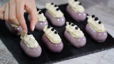 Pudra bir yaban mersini sırlı tatlıları imalatı ile mousse Kek süsle.