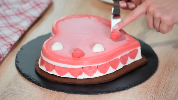 Cukiernik dekorowanie ciasto mus w kształcie serca. Ciasto na Walentynki. — Wideo stockowe