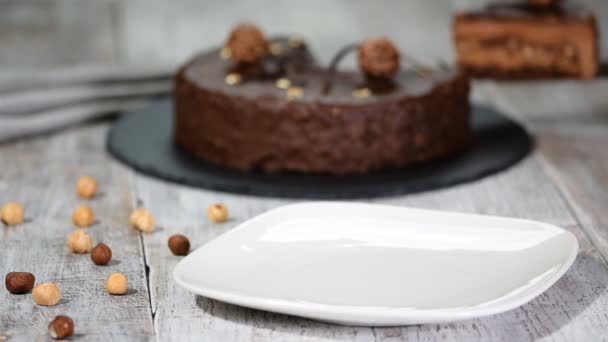Stück vom französischen Moussekuchen mit Schokoladenglasur. modernes europäisches Kuchengebäck. — Stockvideo