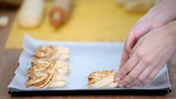 Des petits pains sucrés à la levure avec du sucre en forme de cœur. Petits pains traditionnels russes . — Video