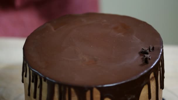 Schokoladenkuchen backen und dekorieren. Kuchen mit Schokolade dekorieren. — Stockvideo
