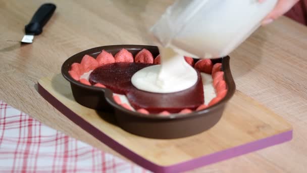 Menuang vanili mousse ke dalam cetakan berbentuk hati. Konfusius membuat kue mousse di dapur . — Stok Video