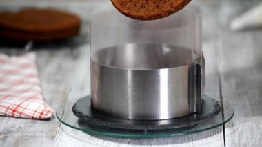 Bir pudra bir metal yuvarlak şeklinde bir pasta toplanır.