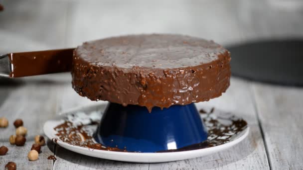 Cerise au chocolat sur le gâteau givré. Gâteau à la mousse française moderne avec glaçage au chocolat . — Video