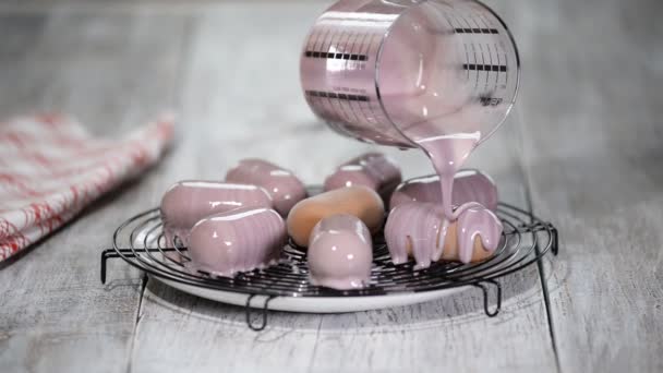 Versare la torta di mousse con smalto a specchio. Smaltire dessert francese a pasticceria. Specchio smalto tutorial . — Video Stock