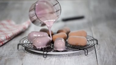 Mousse kek ayna sır ile dökme. Cam Fransız tatlı şekerleme. Ayna sır öğretici.