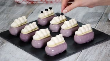 Pudra bir yaban mersini sırlı tatlıları imalatı ile mousse Kek süsle.