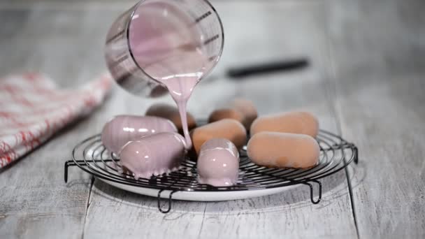 Moussekuchen mit Spiegelglasur übergießen. Glasur französisches Dessert in der Konditorei. Anleitung zur Spiegelglasur. — Stockvideo