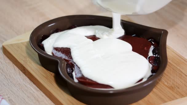 将香草慕斯浇注到心形模具中 厨房里的糖果制作慕斯蛋糕 — 图库视频影像
