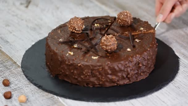 Část francouzského mousse dort s čokoládovou polevou. Moderní evropské dort pečivo. — Stock video