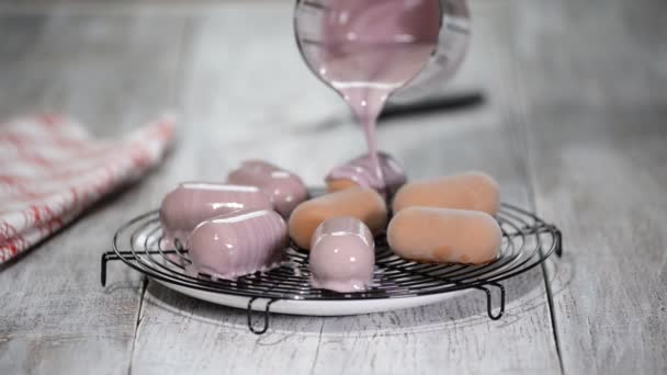 Verser le gâteau en mousse avec glaçure miroir. Vitrage dessert français à la confiserie. Miroir glaçure tutoriel . — Video