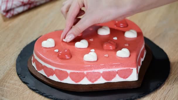 Konditorn dekorerar hjärtformade mousse tårta. Tårta för alla hjärtans dag. — Stockvideo