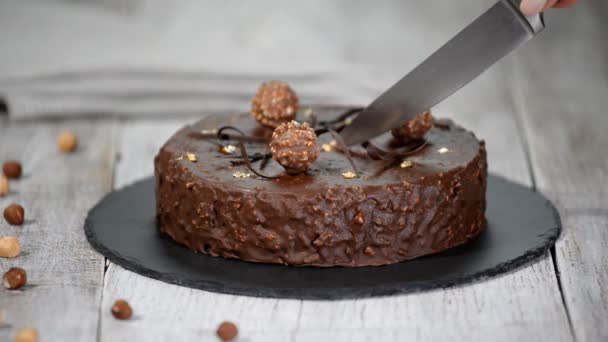 Snijden Frans Mousse Cake Met Met Chocolade Glazuur Moderne Europese — Stockvideo