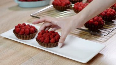 Lezzetli ahududu mini tart, krem şanti ile tartlets.