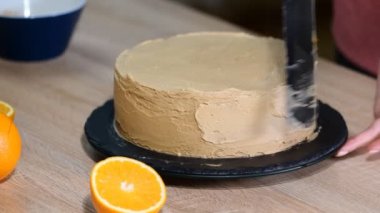 Pudra krem kek üstüne koyar. Pasta krema buzlanma ile yumuşatma Baker.