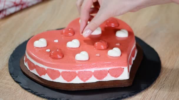 Banketbakker mousse hartvormige taart versieren. Taart voor Valentines day. — Stockvideo