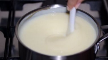 Tavada muhallebi krem. Pişirme krem