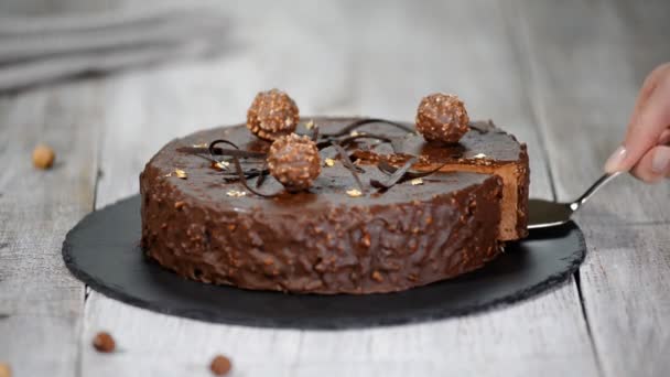 Část francouzského mousse dort s čokoládovou polevou. Moderní evropské dort pečivo. — Stock video