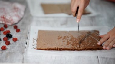 Kadın el kesme-kek. Yemek kek.