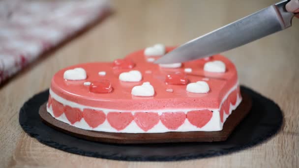 Gâteau en forme de coeur pour les vacances de Saint-Valentin. Coupe morceau de gâteau en mousse . — Video