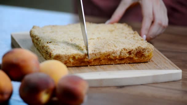 Homemade peaches pie. Girl in the kitchen cut peach pie. — Stock Video