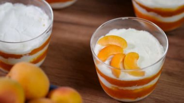 Kayısı reçel ve krema ile önemsememek.