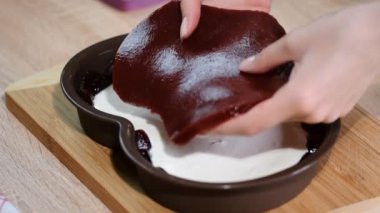 Kalp şeklinde pasta hazırlama süreci. Bir kek yapmak adım pudra tarafından adım.