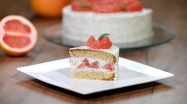 Ev yapımı greyfurt pastasından.