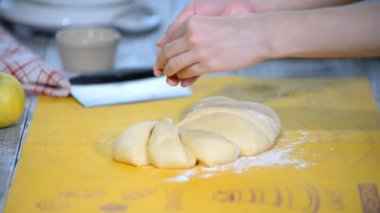 Fırıncılar buns hamur yapma bir mutfak Tarih ve fırında pişirme için pişirin. Çörekler yapma. Hamur masada.