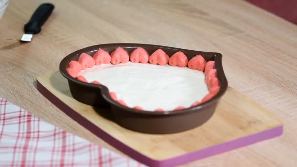 Der Prozess der Zubereitung von Kuchen in Herzform. Schritt für Schritt Konditor macht einen Kuchen — Stockvideo