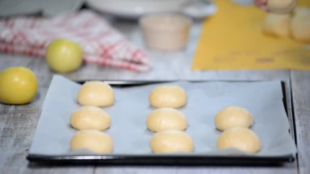 Faire des petits pains sucrés en boulangerie. Croustilles brutes non cuites . — Video