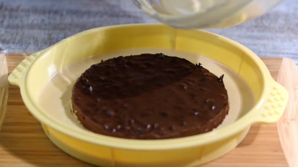 Despejar mousse de caramelo em molde de silicone. Prepare bolo de musse de caramelo — Vídeo de Stock