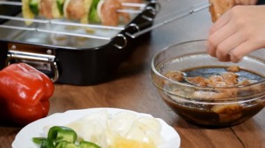 Dize tavuk eti ve sebze şiş üzerinde.