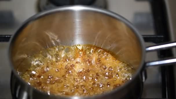 在家里制作软焦糖的过程。添加奶油. — 图库视频影像