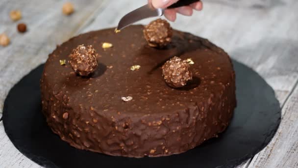 糕点厨师装饰巧克力蛋糕与金叶蛋糕 — 图库视频影像