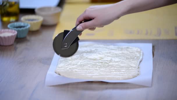 Vrouw chef-kok snijden het deeg te strippen. — Stockvideo