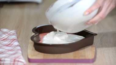 Vanilya köpük kalıpları şeklinde kalp içine dökme. Mutfakta Mousse kek yapma pudra.