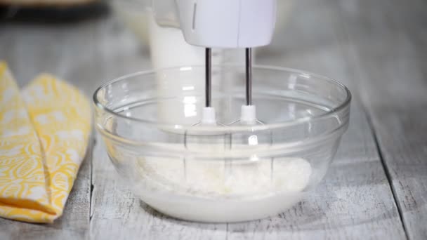 Panna da montare con un frullatore per le mani. Fare la crema per torta — Video Stock